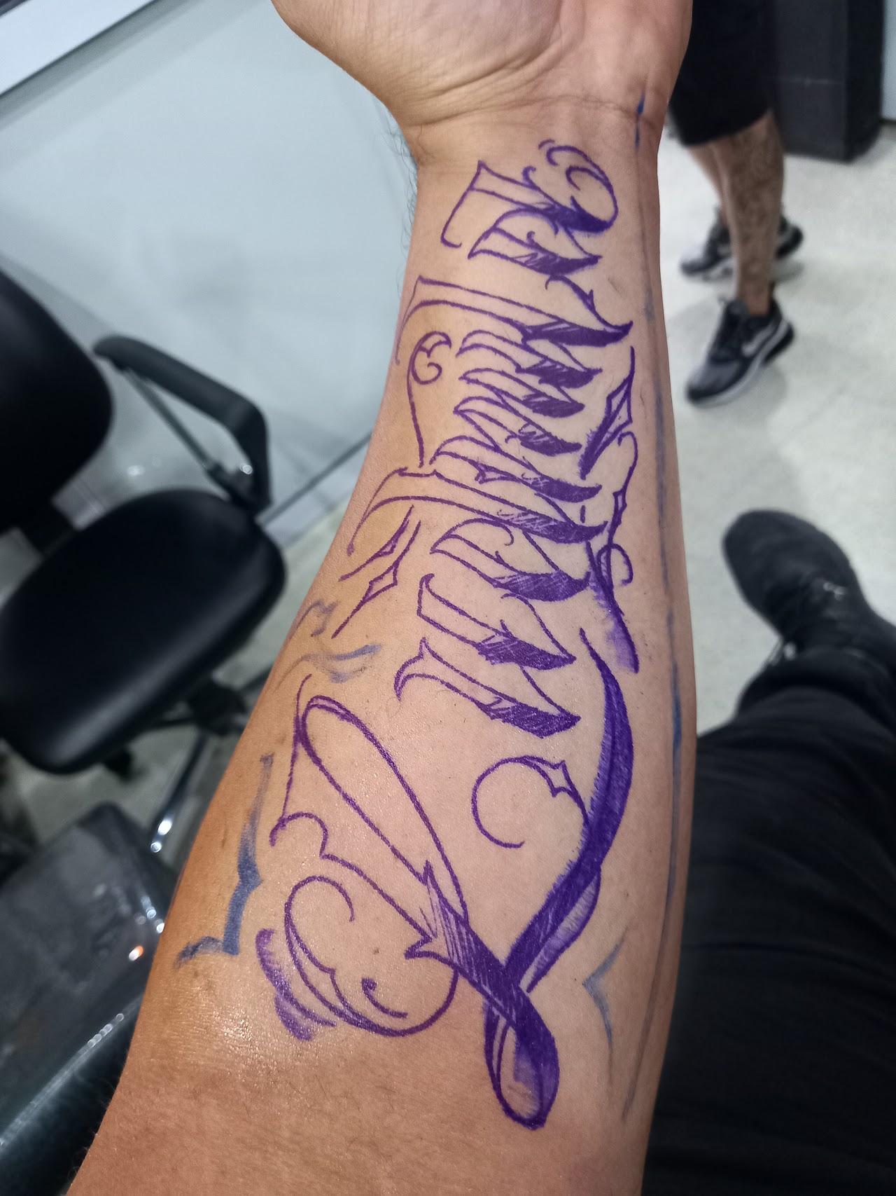 Piercing en cartílago oreja con joyería fina de oro y circonias
